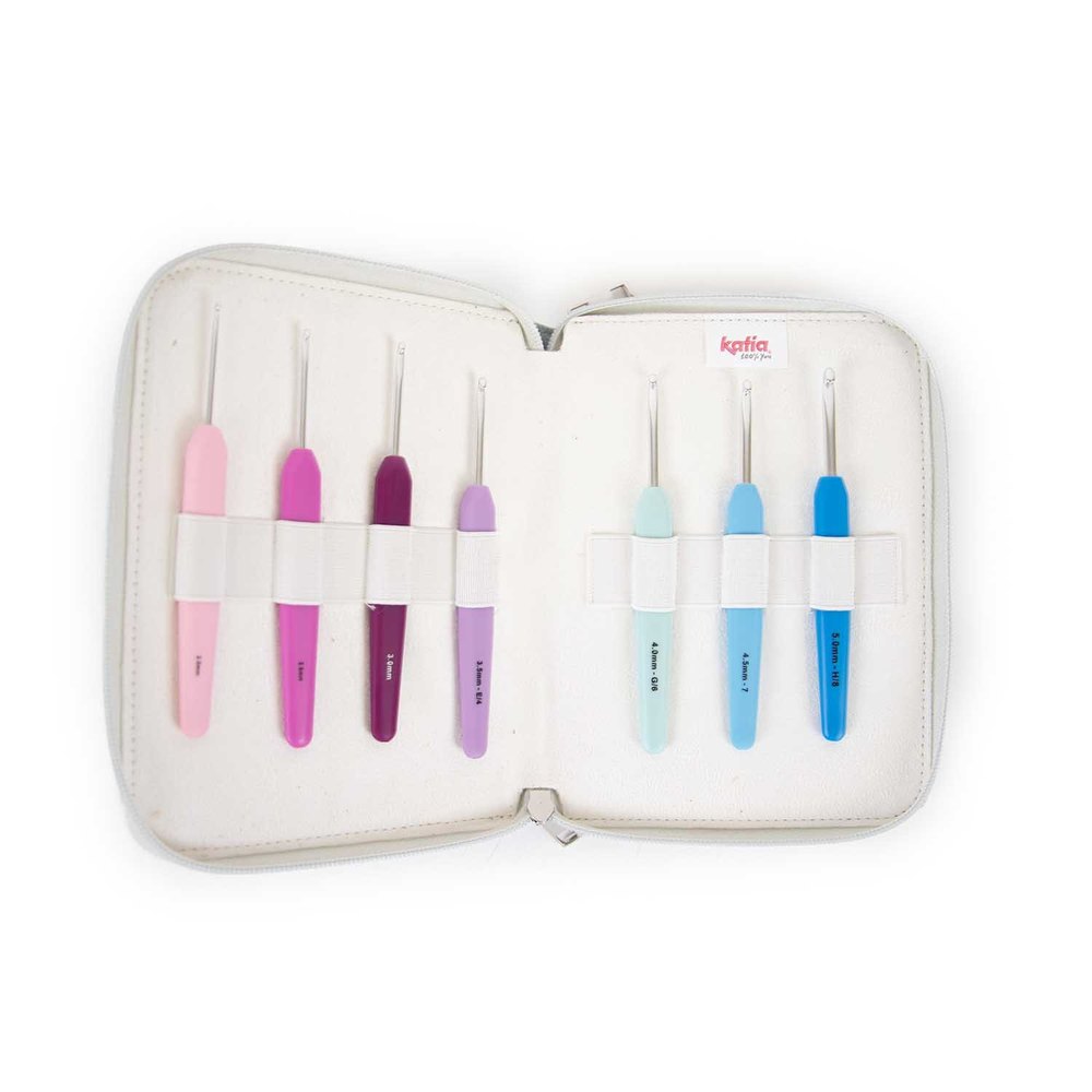 Estuche con 14 ganchillos de 2 a 12 mm de Katia