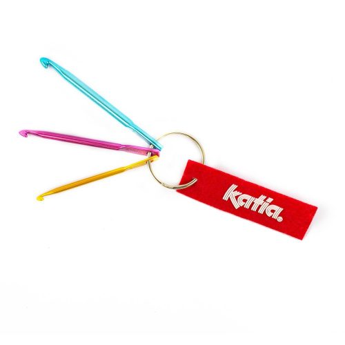 Llavero con 3 ganchillos de colores de Katia